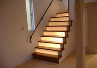 ２階に上がる階段・・
ケ込板が乳白のアクリル板の為　
地下階段室の明かりが
洩れて間接照明の効果が？
