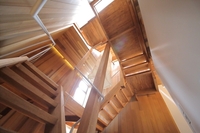 この家のシンボルは６０ｍｍ厚の階段材に依るフルオープンの空中に浮く階段室です。
