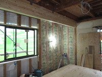 工事中　収納部を部屋に取込み　奥の部分は増築になります。