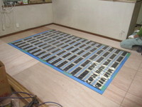 ダイニングに電気式のシート型床暖房を敷設しました。