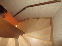 内部はリフォーム階段　LIXIL　既存の階段材の上に1枚1枚貼っていきます。